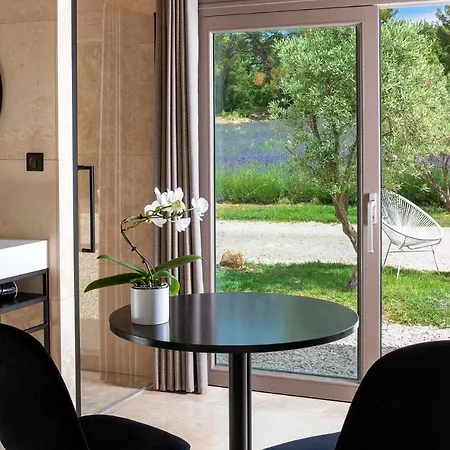 Les Chambres Romantiques - Jacuzzi Privatif, Domaine Aixois D'exception